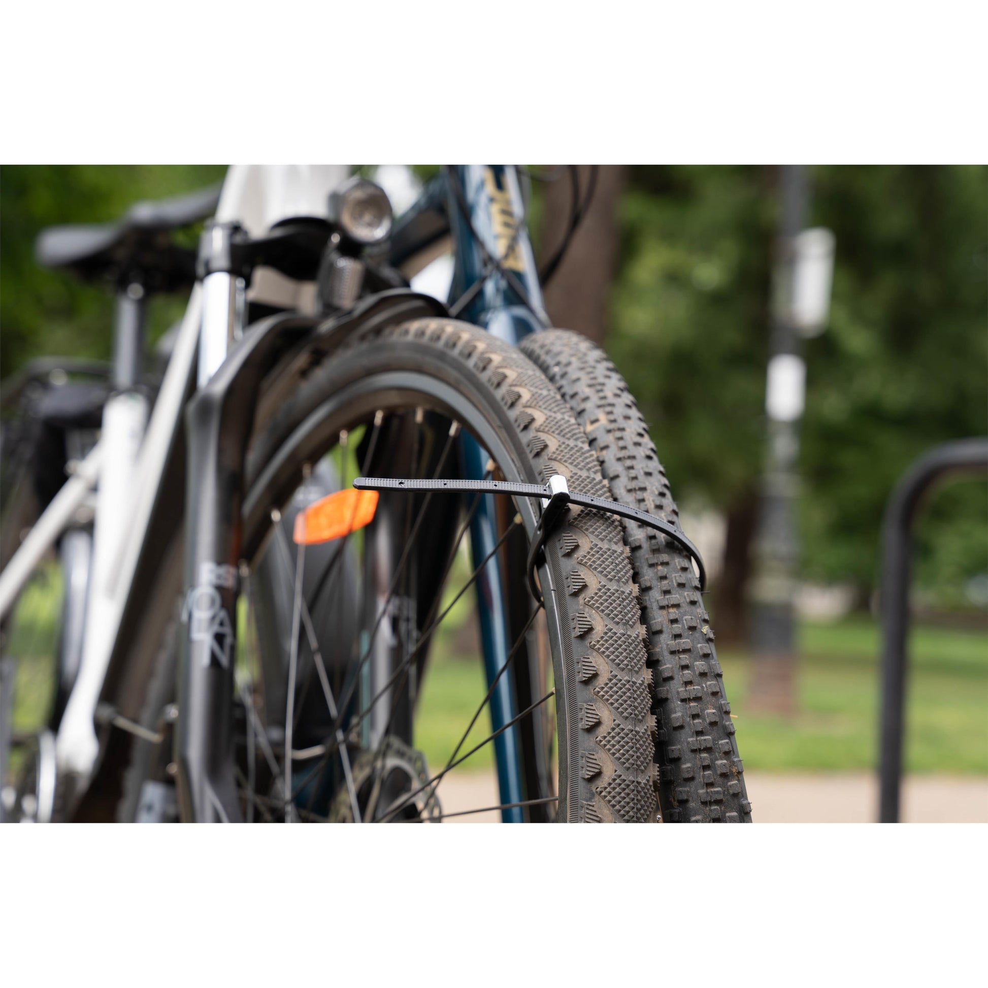 Hiplok Z-lok tying two wheels